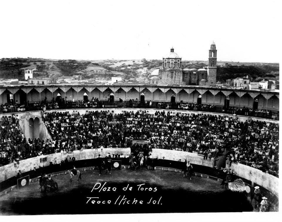 Fotografía antigua dentro de la plaza de toros El Renacimiento