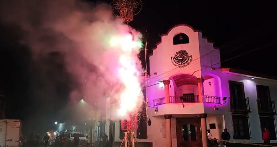 Foto de castillo, pirotecnia, tomada por un usuario de Facebook