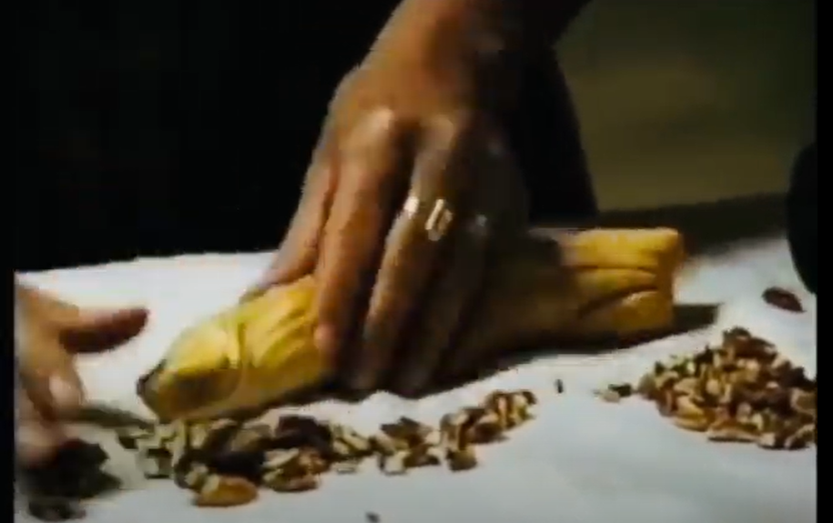 Manos preparando una Melcocha rellena de Nuez