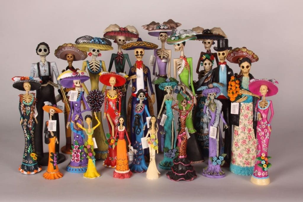 Figurillas de Catrinas y Catrines