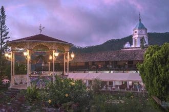 Plaza Central en San Sebastián del Oeste, Jalisco; pueblo minero de la época colonial