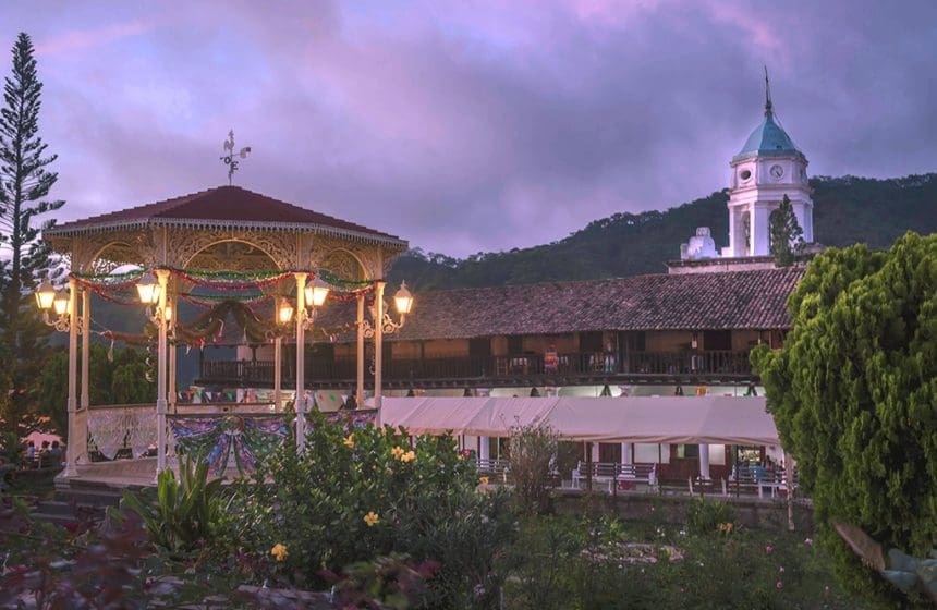 Plaza Central en San Sebastián del Oeste, Jalisco; pueblo minero de la época colonial