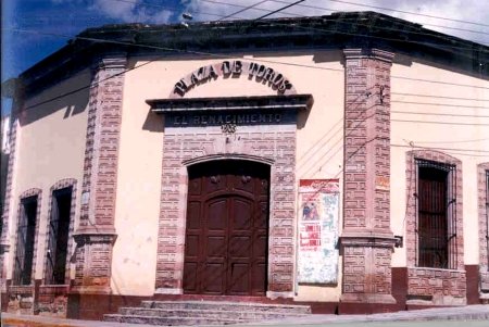 Fotografía antigua, fachada de la plaza de toros en Teocaltiche