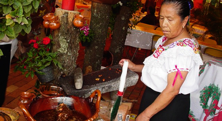 El mole muestra la complejidad y paciencia de preparar un platillo con gran carga histórica