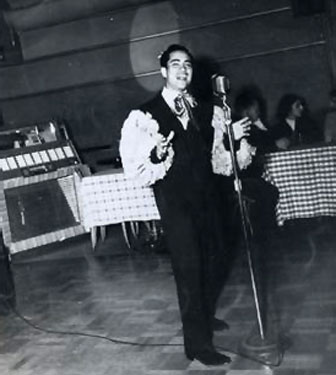 Juan Manuel interpretando una canción
