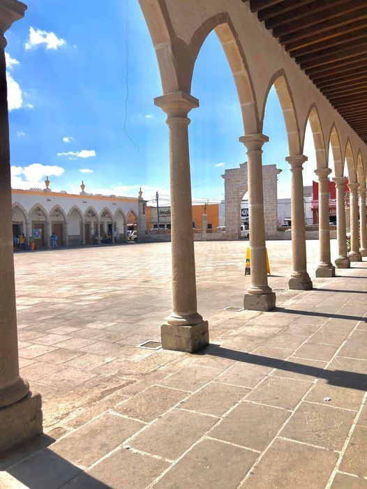 Plaza Hidalgo en Ojuelos, Jalisco. También conocida como "El Parían", es un sitio emblemático en el que se llevan diversas actividades y festejos.