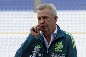 El director técnico de la Selección Nacional de México, Javier Aguirre habla este jueves durante una conferencia de prensa en el estadio Cuauhtémoc de la ciudad de Puebla (México). EFE/ Hilda Ríos