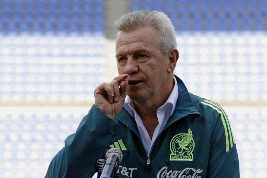 El director técnico de la Selección Nacional de México, Javier Aguirre habla este jueves durante una conferencia de prensa en el estadio Cuauhtémoc de la ciudad de Puebla (México). EFE/ Hilda Ríos