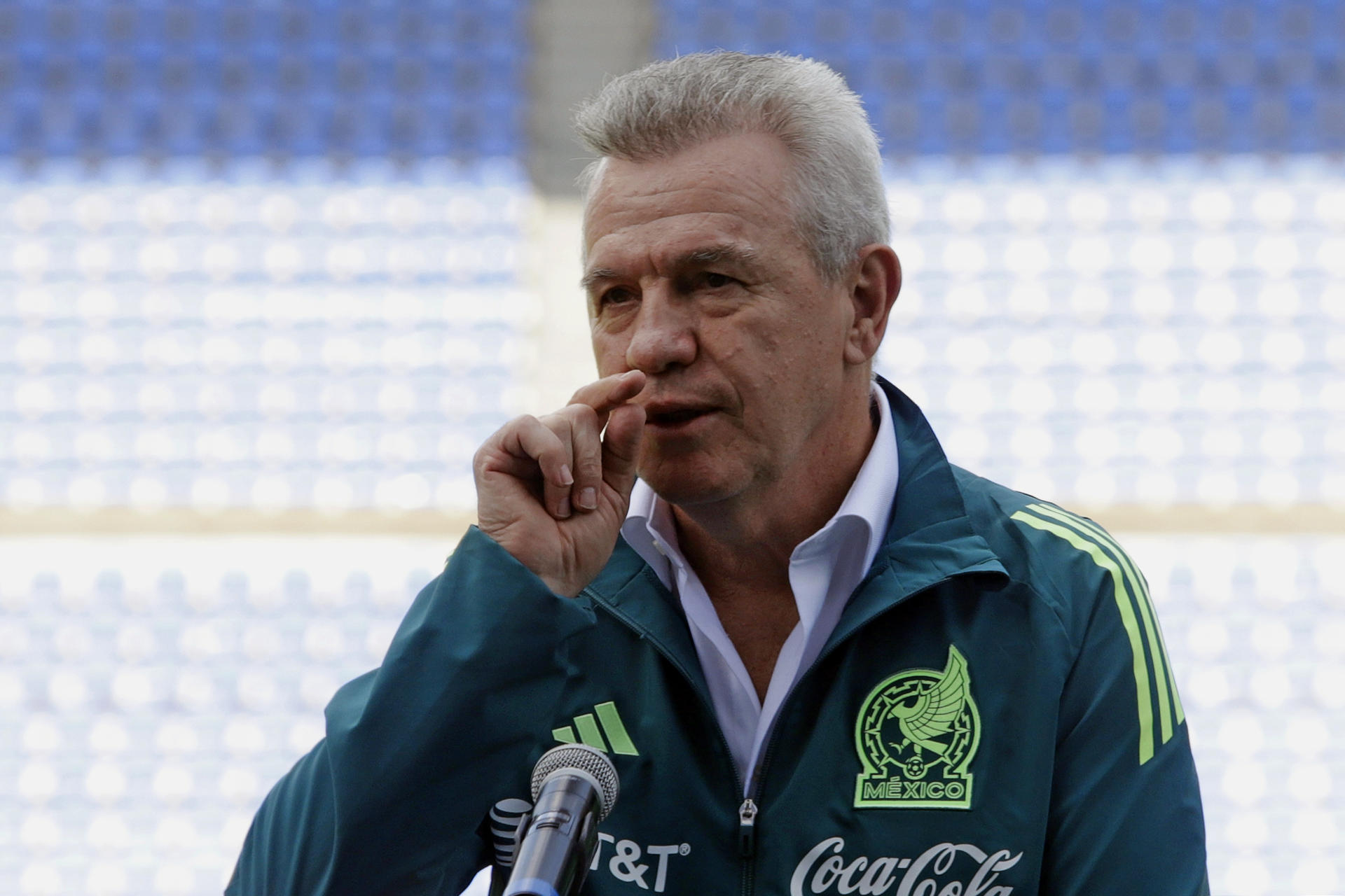 El director técnico de la Selección Nacional de México, Javier Aguirre habla este jueves durante una conferencia de prensa en el estadio Cuauhtémoc de la ciudad de Puebla (México). EFE/ Hilda Ríos