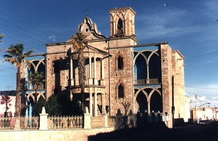 Templo de Nuestra Señora del Refugio, Ojuelos, Jalisco. Con sus arcos y entrada al templo reflejan una estructura sofisticada.