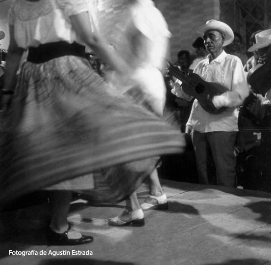 Foto antigua de grupo musical y danzantes del son jarocho