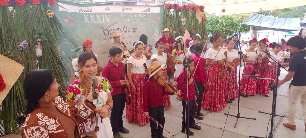 Grupo musical en escenario del encuentro de huastecas