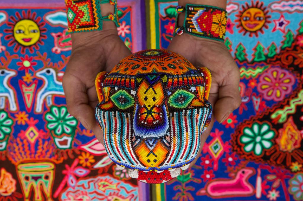 Una máscara de mono hecha con arte wixárika