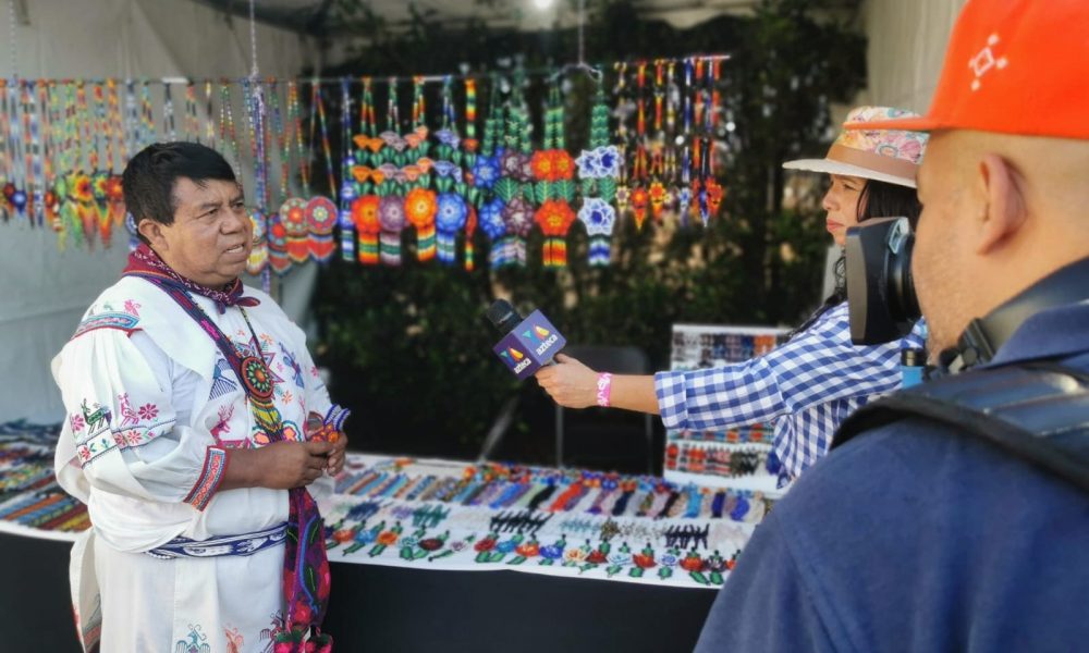 Comerciante en las fiestas de octubre en Los Ángeles