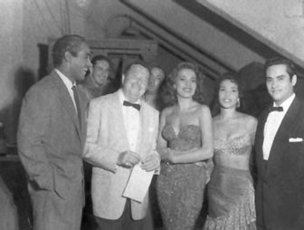 Foto antigua de Juan Manuel con celebridades en Roma Italia