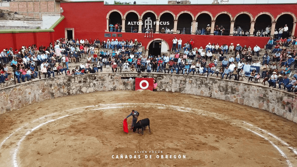 Plaza de toros fundada en 1680 de acuerdo a la descripción de la placa de la plaza.