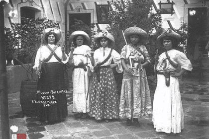 Adelitas en la Revolución mexicana, se encargaban de llevar municiones y armas; cuidar heridos y enfermos en el frente