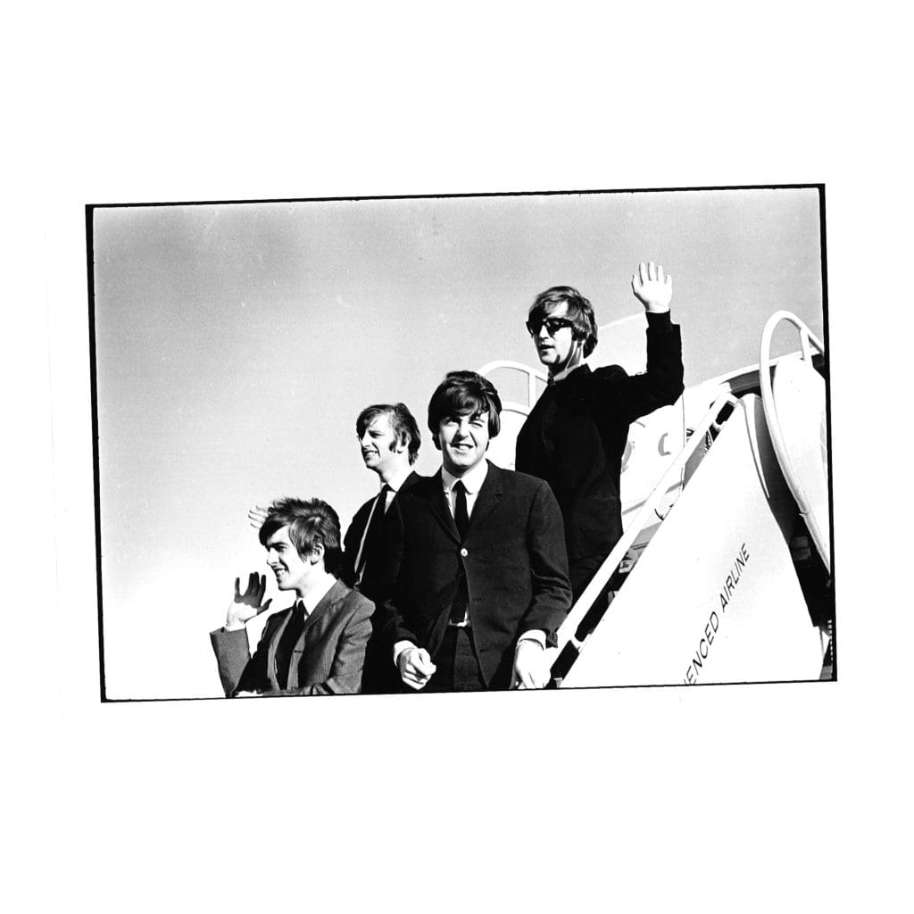 La llegada de Los Beatles causó furor entre los miles de asistentes que los recibieron en el aeropuerto
