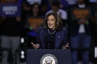Fotografía de la candidata demócrata a la presidencia y vicepresidenta de EE.UU., Kamala Harris, en East Lansing, Michigan, el 03 de noviembre de 2024. EFE/CJ GUNTHER
