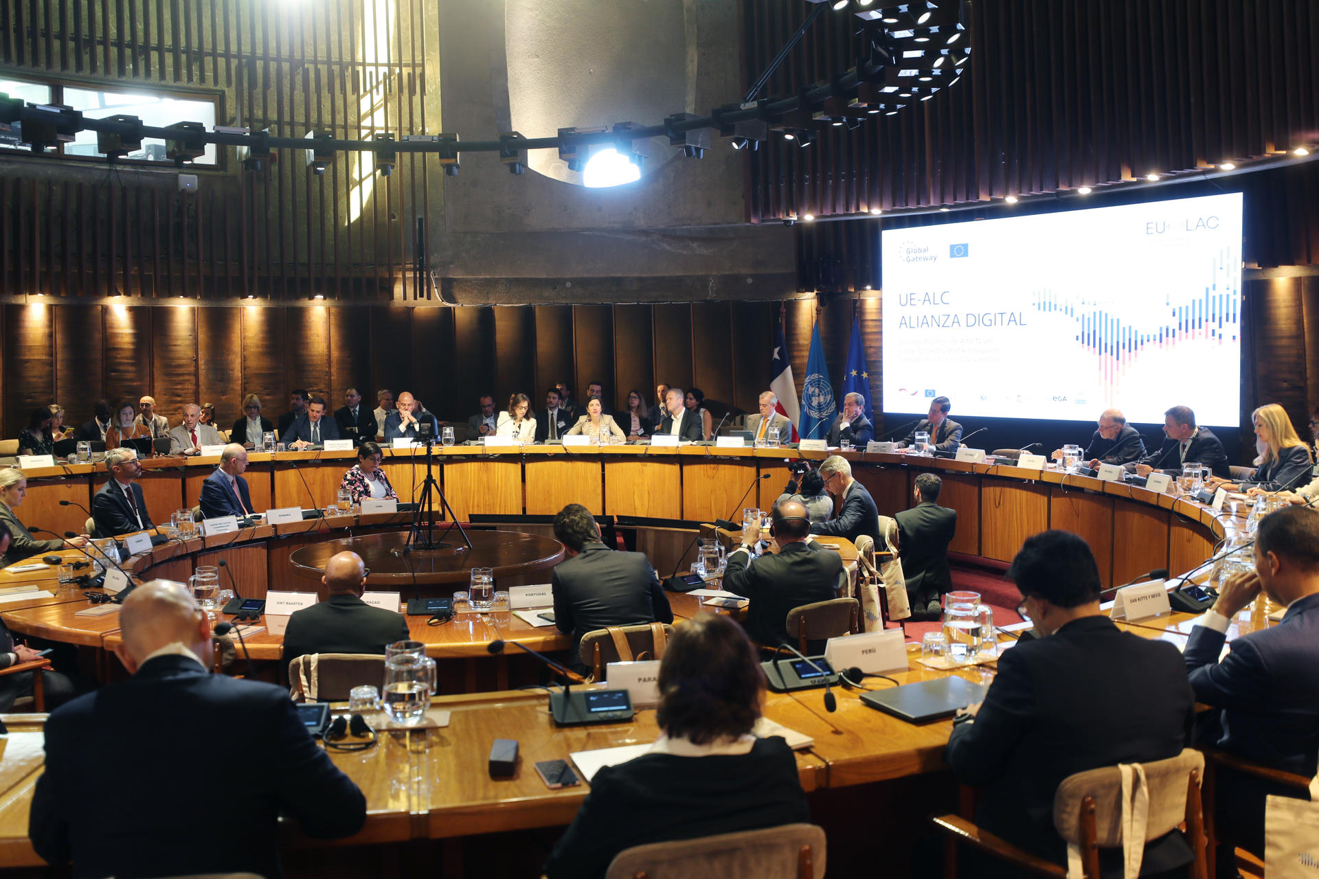 Asistentes participan en una nueva edición de ´Diálogos de Alto Nivel de la Alianza Digital Unión Europea-América Latina y el Caribe sobre Inteligencia Artificial y Conectividad´, este martes en Santiago (Chile). EFE/ Javier Martin
