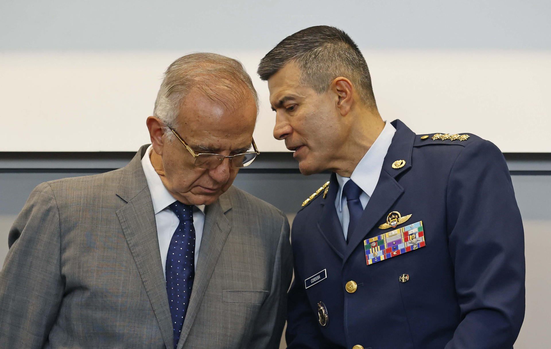 El Comandante de la Fuerza Aérea, General Luis Carlos Córdoba, habla con el ministro de Defensa de Colombia, Iván Velásquez, durante una rueda de prensa este martes en Bogotá (Colombia). EFE/Mauricio Dueñas Castañeda
