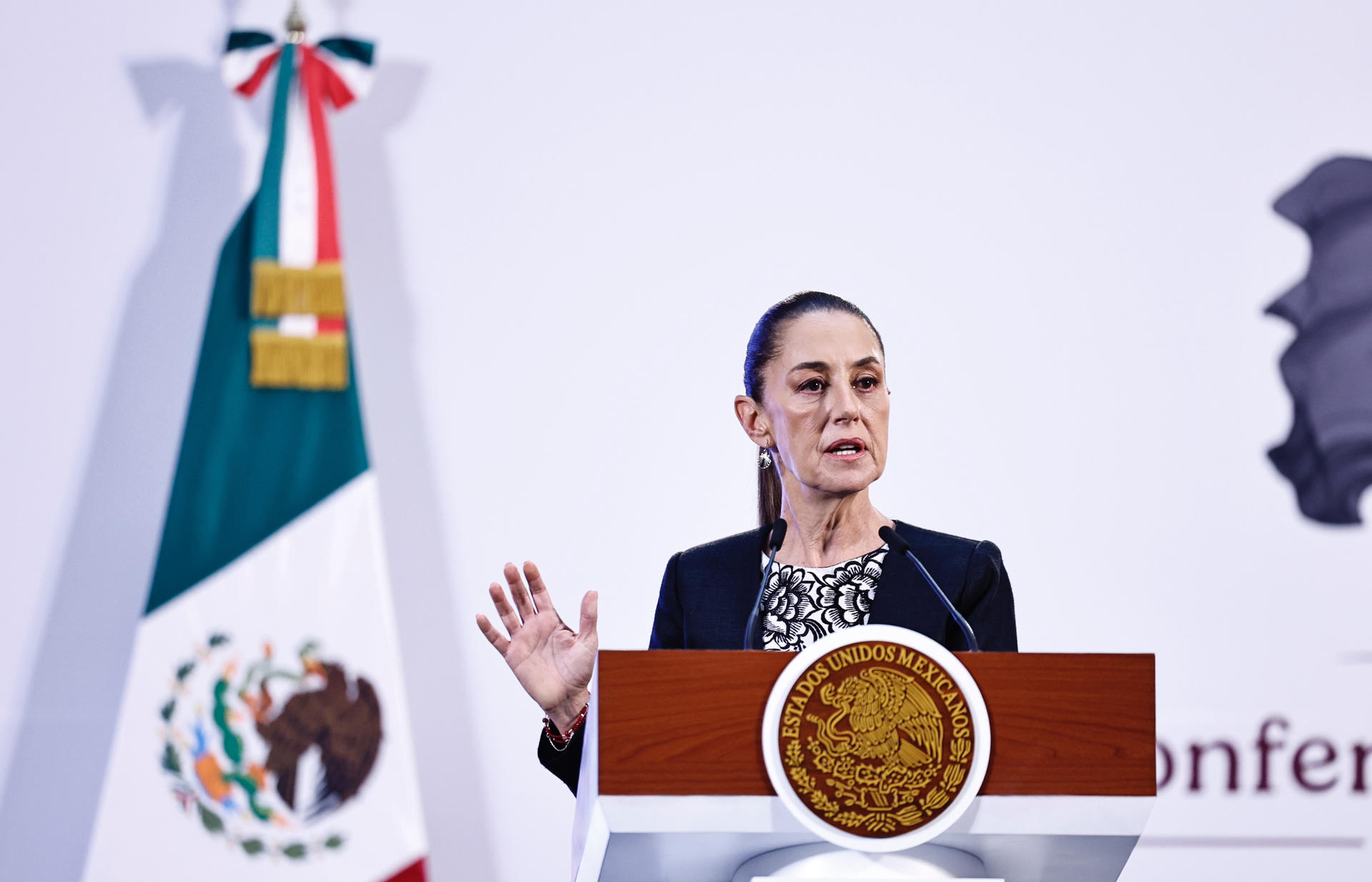 La presidenta de México Claudia Sheinbaum, habla este martes durante una rueda de prensa en Palacio Nacional de la Ciudad de México (México). EFE/Sáshenka Gutiérrez
