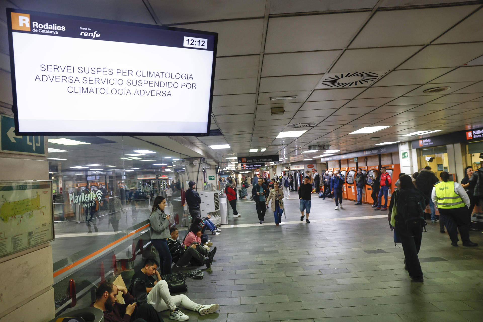 Vista de la estación de Rodalies de Plaza de Catalunya de Barcelona este lunes cuando el servicio ha quedado suspendido en todo el territorio como consecuencia de las fuertes lluvias, que han puesto a las comarcas del Garraf y del Barcelonès, en Barcelona, en aviso rojo de la Agencia Estatal de Meteorología (Aemet), y la Generalitat ha enviado una alerta a los teléfonos móviles por la llegada de lluvias continuadas y torrenciales. EFE/Toni Albir