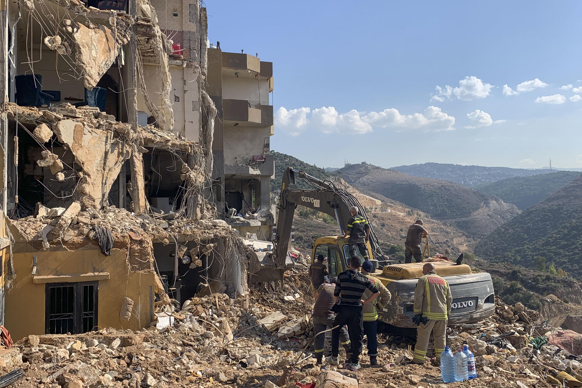 Barja (Líbano).- Equipos de rescate trabajan hoy en el lugar de un bombardeo israelí ocurrido anoche contra un edificio en la localidad de Barja, al sur de Beirut. Anoche, Hassan Souleiman no lograba conciliar el sueño solo en su piso de Barja, una zona de mayoría suní apenas 30 kilómetros al sur de Beirut. Decidió prepararse una 'shisha' o pipa de agua, la primera calada rota por un bombardeo que mató a al menos una treintena de sus vecinos. EFE/ Noemí Jabois
