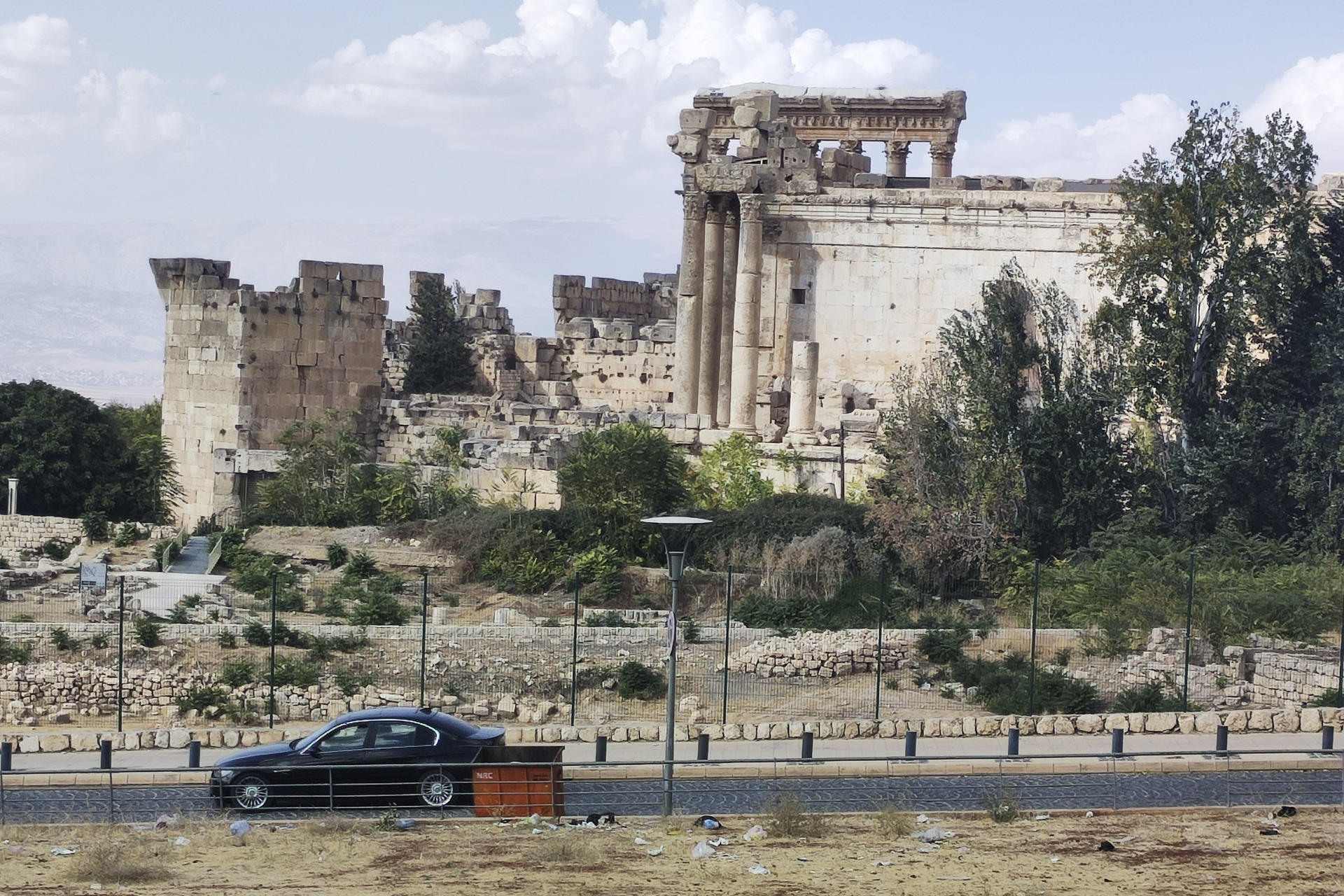 Las ruinas grecorromanas de Baalbek, en el este del Líbano y patrimonio de la humanidad por la Unesco, vistas hoy después de que Israel intensificara en los últimos días sus bombardeos contra la ciudad y sus alrededores. Conocida como la Ciudad del Sol, la histórica Baalbek, en el este del Líbano, recibió esta semana su primera orden de evacuación total por parte de Israel, que ha intensificado sus bombardeos contra la zona, amenazando unos de los vestigios romanos mejor conservados del mundo. EFE/Noemí Jabois
