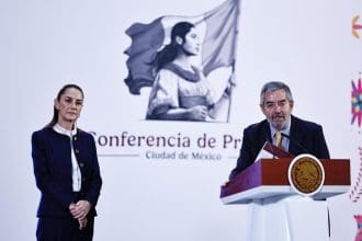 El canciller mexicano, Juan Ramón de la Fuente (d), habla durante su participación en una rueda de prensa de la presidenta de México Claudia Sheinbaum (i), este viernes en Palacio Nacional en la Ciudad de México (México). EFE/Sáshenka Gutiérrez