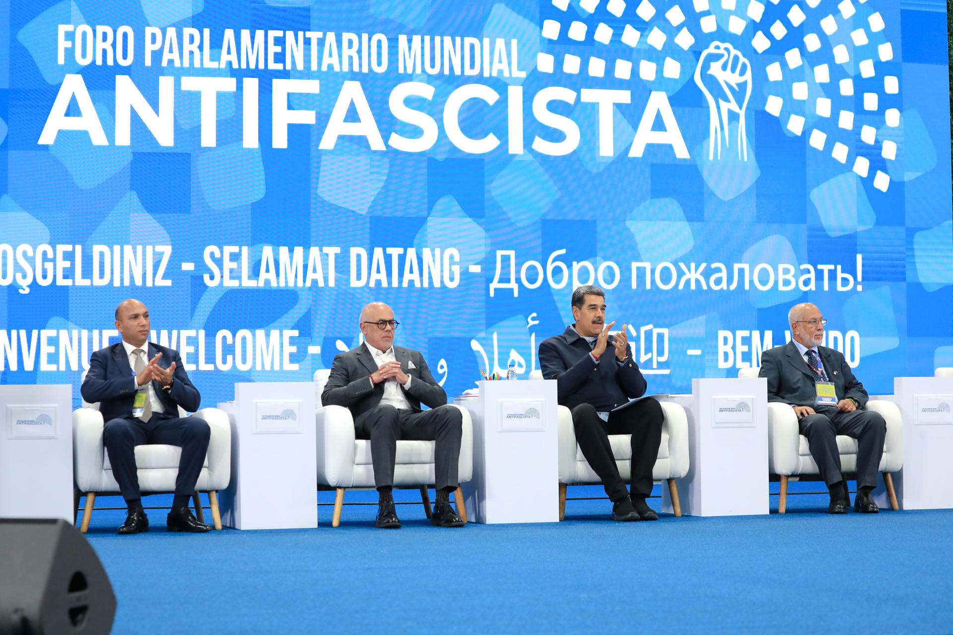 Fotografía cedida del presidente de Venezuela, Nicolás Maduro (2-d) tomando parte en el acto de clausura del Foro Parlamentario Mundial Antifascista, acompañado por el vicepresidente de la Asamblea Nacional de Algeria, Hani Ahcene (i), el presidente de la Asamblea Nacional venezolana Jorge Rodríguez (2-i) y el presidente del Consejo Nacional de la República Árabe Saharaui Democrática, Hamma Salama (d), este 5 de noviembre de 2024, en Caracas (Venezuela). EFE/ PALACIO MIRAFLORES