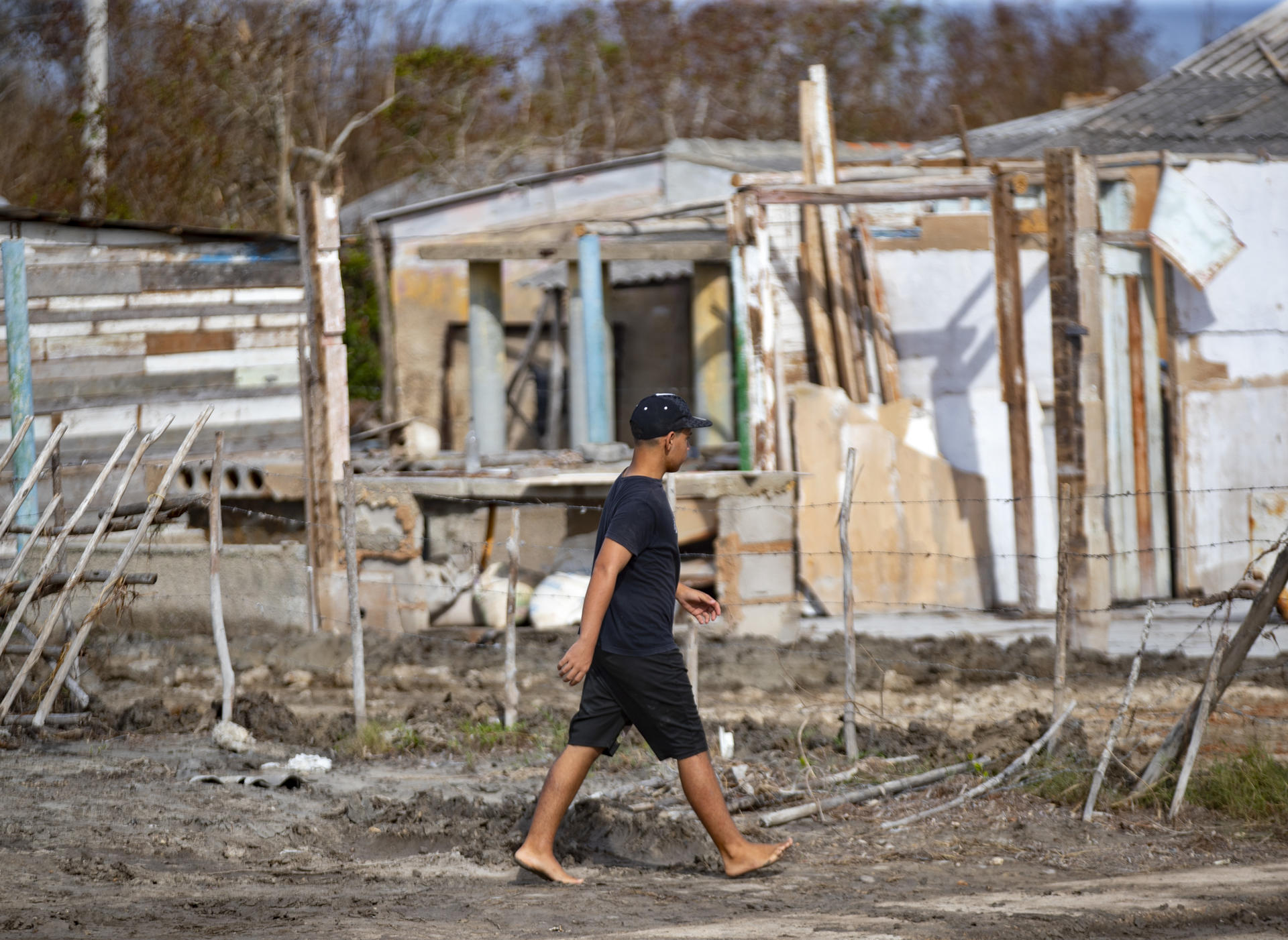 Un hombre pasa frente a una casa destruida por el huracán Rafael en Playa Guanimar, Artemisa (Cuba). EFE/Yander Zamora