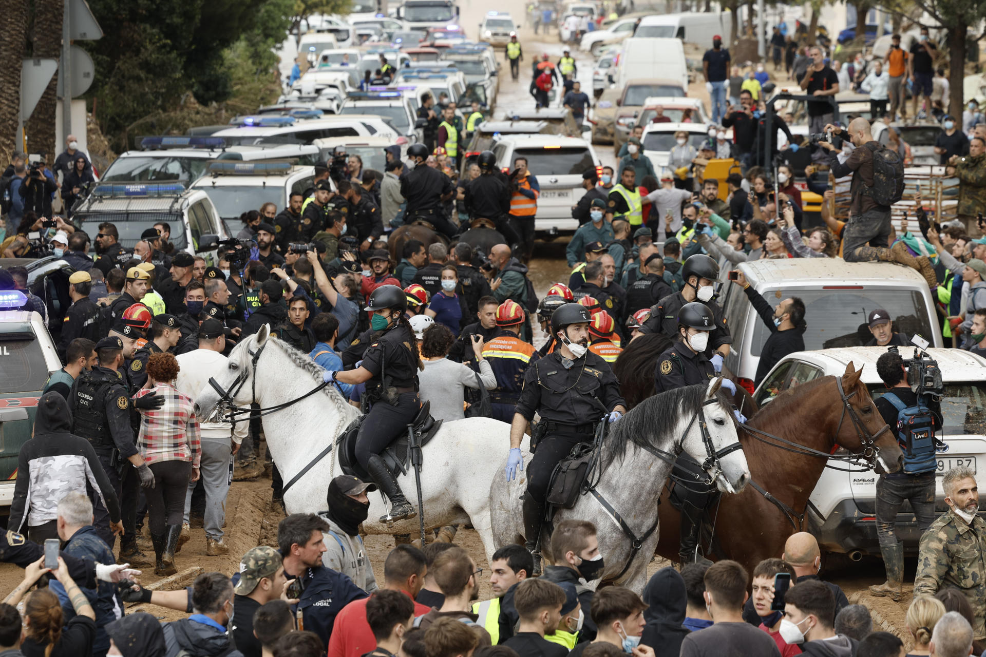 Miembros de la Policía montada intervienen durante los altercados vividos este domingo en Paiporta (Valencia, este), donde el rey Felipe y su comitiva, con la reina el presidente del Gobierno, Pedro Sánchez, y el presidente regional de Valencia, Carlos Manzón, fueron recibidos con gritos de "fuera", así como lanzamiento de barro en el epicentro de las inundaciones. EFE/Biel Aliño