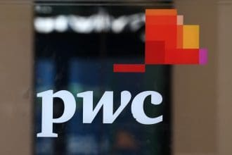 Fotografía de archivo del logo de la consultora Pricewaterhouse Coopers (PWC).
EPA/ANDY RAIN