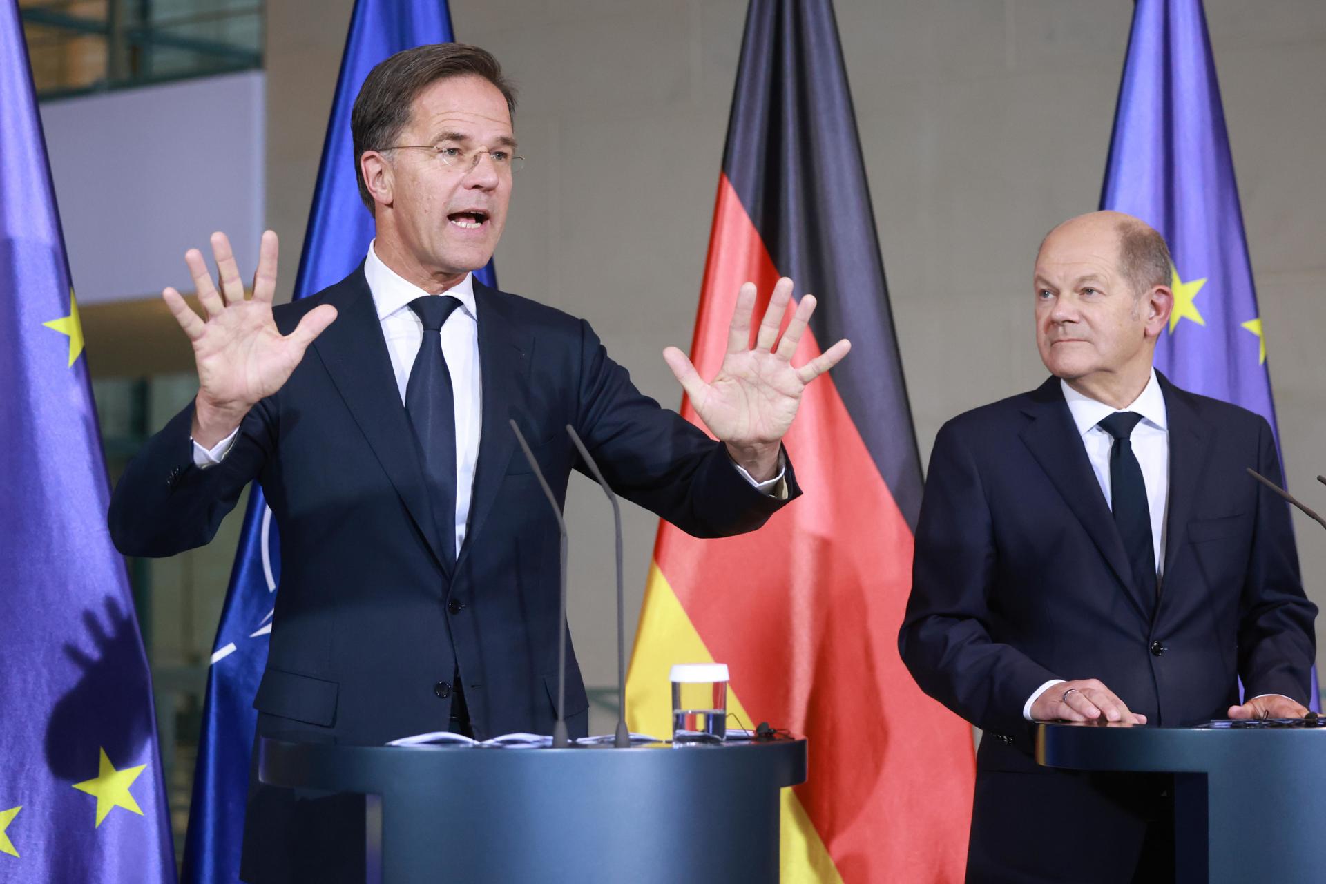 El Canciller alemán Olaf Scholz (D) y el Secretario General de la OTAN, Mark Rutte, asisten a una conferencia de prensa en la Cancillería en Berlín, Alemania, el 04 de noviembre de 2024. El canciller alemán Olaf Scholz y el secretario general de la OTAN, Rutte, se reunieron para conversaciones bilaterales. (Alemania) EFE/EPA/CLEMENS BILAN