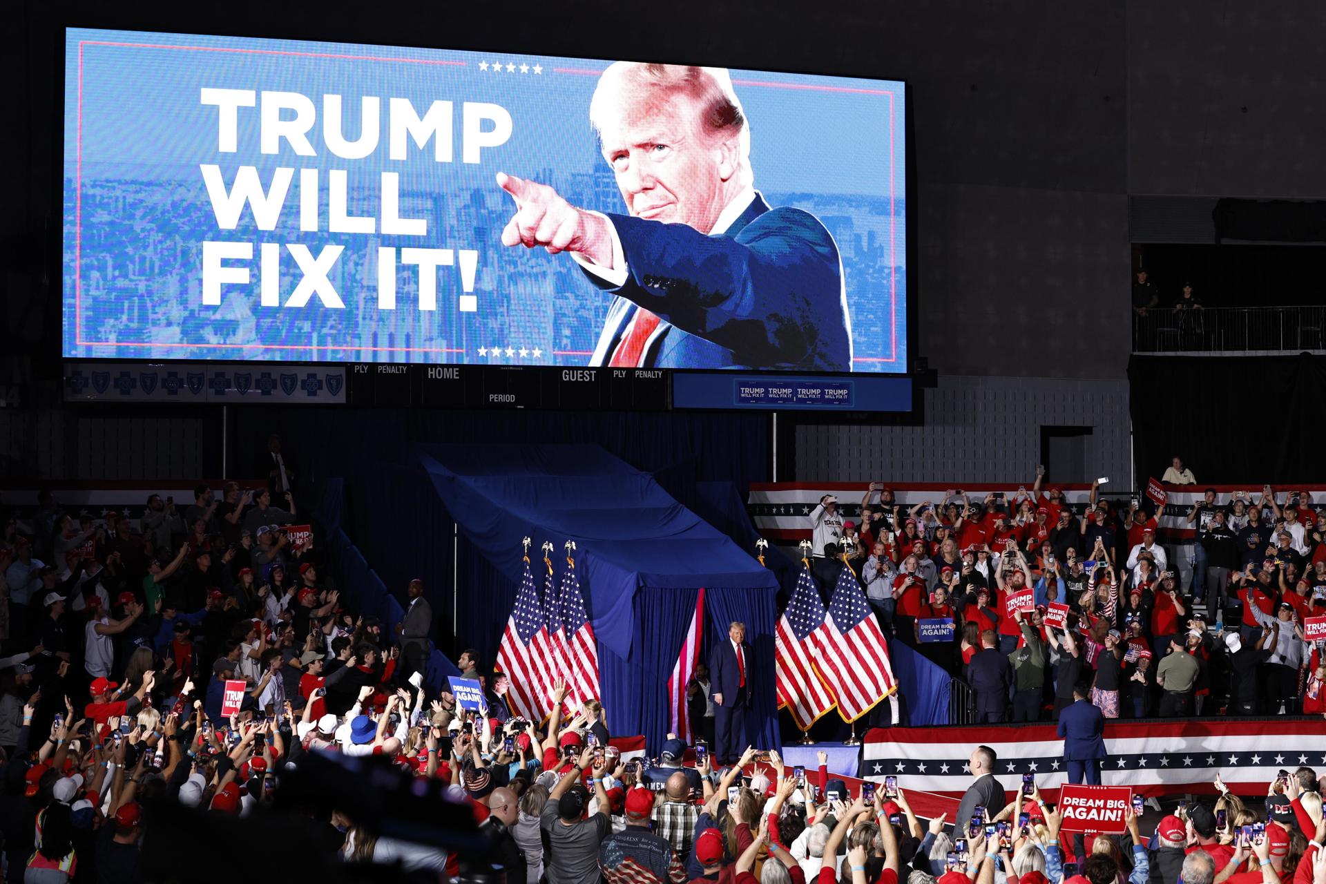 El candidato presidencial republicano y expresidente de EE.UU., Donald Trump, llega al último mitin de su campaña en Grand Rapids, Michigan, EE.UU., el 4 de noviembre de 2024. EFE/EPA/CJ GUNTHER
