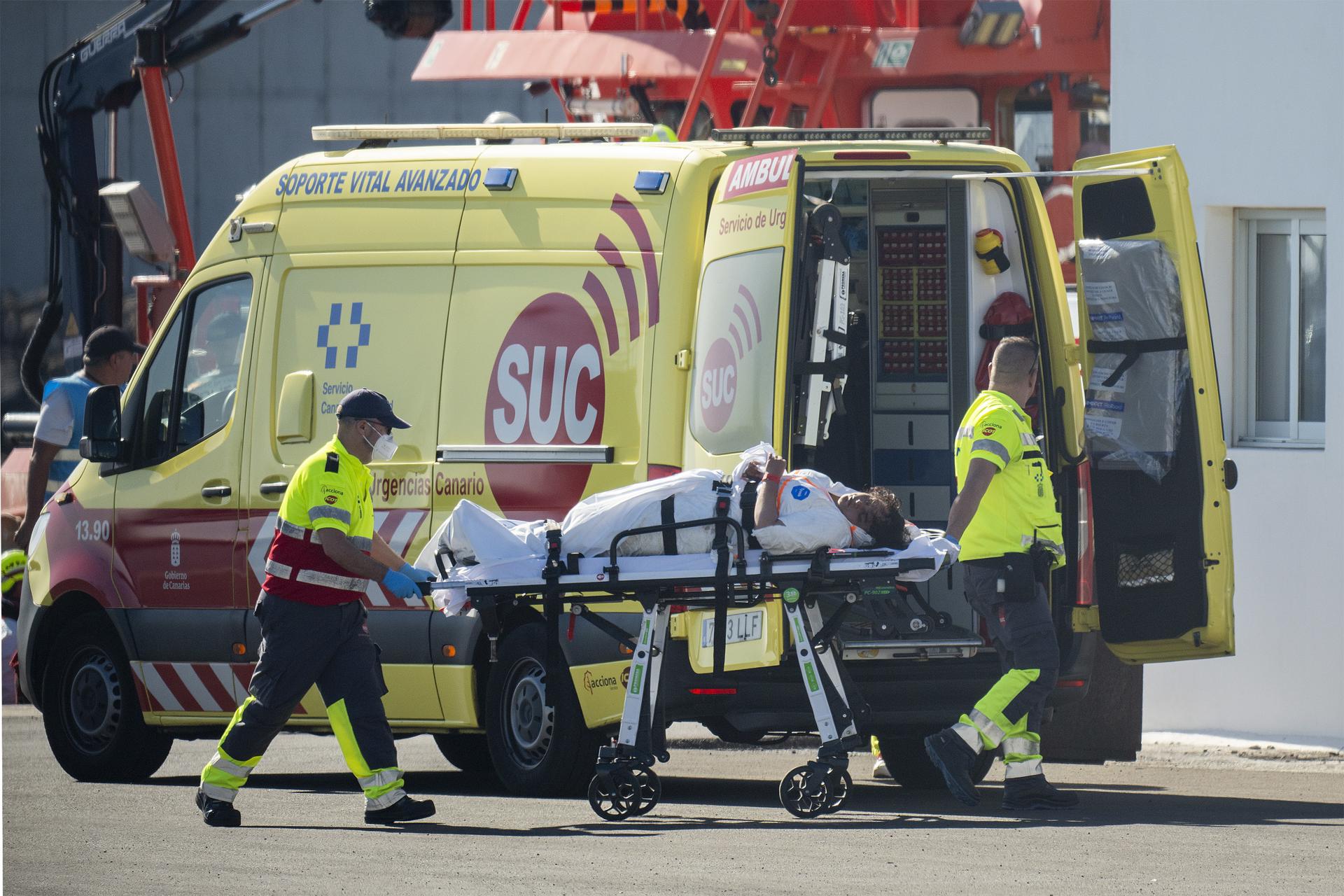 Salvamento Marítimo ha rescatado en la mañana de este martes a 222 inmigrantes de origen subsahariano y magrebí cuando viajaban en varias embarcaciones en aguas cercanas a Lanzarote y los ha trasladado al puerto de Arrecife donde han sido atendidos por personal de Cruz Roja. EFE/ Adriel Perdomo
