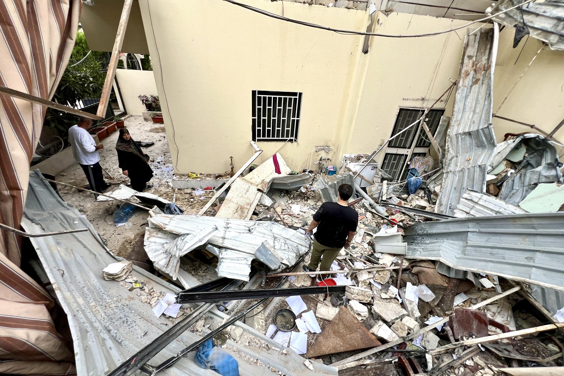 La gente inspecciona los escombros de un edificio dañado por un ataque aéreo israelí en la zona de Haret Saida de Sidón, Líbano, el 3 de noviembre de 2024.EFE/EPA/Stringer
