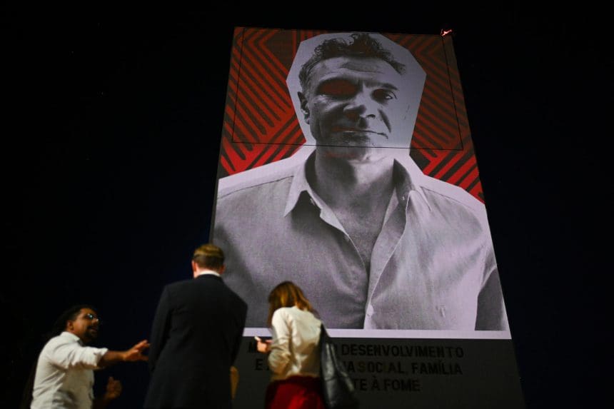Fotografía de archivo de una imagen del periodista británico Dom Phillips, asesinado durante una expedición en Vale do Javari en 2022 junto al indigenista brasileño Bruno Pereira, durante un homenaje en Brasilia (Brasil). EFE/ Andre Borges