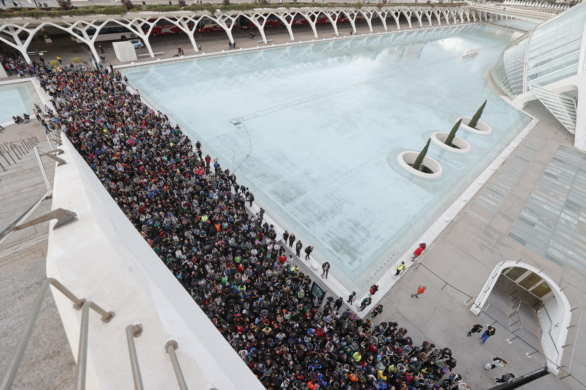 Miles de personas se presentaron este sábado como voluntarios para ayudar en las localidades afectadas por el temporal en Valencia .EFE/Manuel Bruque
