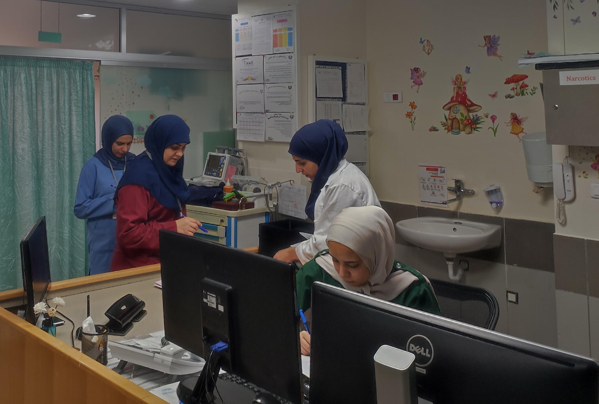 Enfermeras trabajando en la Unidad de Cuidados Intensivos (UCI) pediátrica del Hospital Dar al Amal en Baalbek, en el este del Líbano, el 1 de noviembre de 2024. EFE/Noemí Jabois