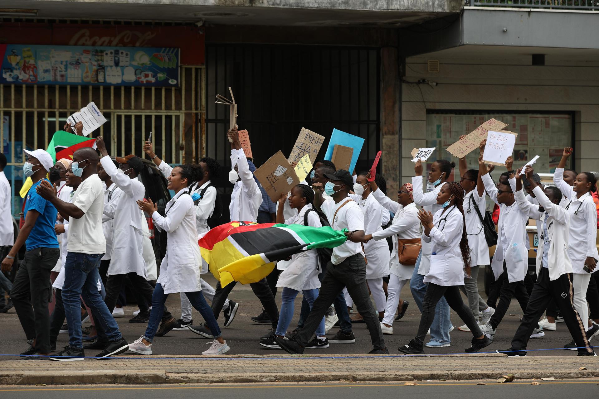 Manifestantes durante una marcha llevada a cabo por profesionales de la salud de Mozambique, liderados por médicos en Maputo, Mozambique, 05 de noviembre de 2024. La manifestación se considera la primera en Maputo desde la interrupción de actividades para impugnar los resultados electorales. EFE/EPA/LUISA NHANTUMBO
