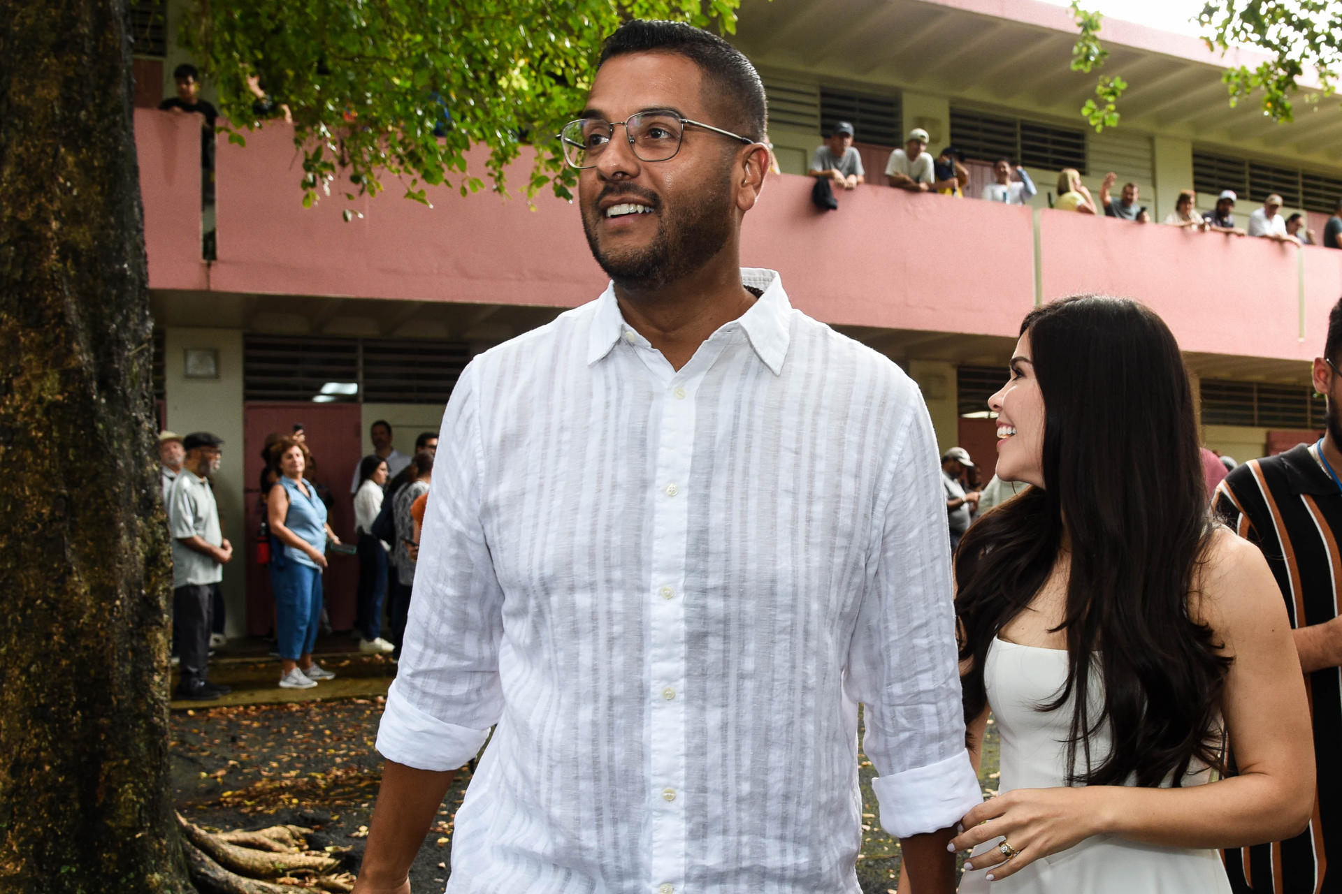 El presidente del Partido Popular Democrático (PPD) y candidato a la gobernación, Jesús Manuel Ortiz, y su esposa Miriam Pérez llegan a un centro de votación en la Escuela Aurora Waldorf, este martes en San Juan (Puerto Rico). EFE/ Enid M. Salgado