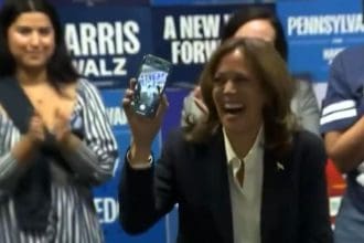 Captura de pantalla donde se observa a la vicepresidenta de EE.UU. y candidata demócrata, Kamala Harris, sosteniendo un teléfono móvil en la sede del Partido Demócrata, en la ciudad de Washington (Estados Unidos). EFE/ Pool Kamala Harris SOLO USO EDITORIAL/SOLO DISPONIBLE PARA ILUSTRAR LA NOTICIA QUE ACOMPAÑA (CRÉDITO OBLIGATORIO)