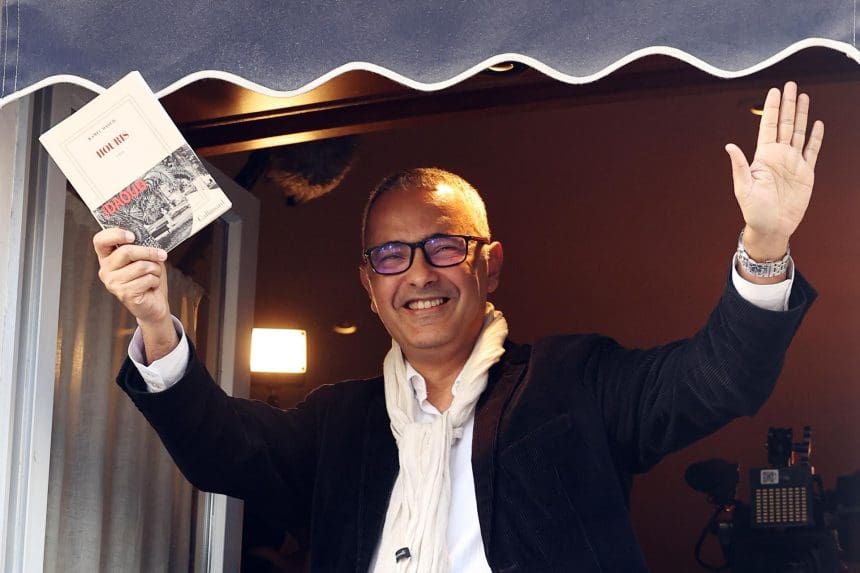 El escritor argelino Kamel Daoud celebra en el restaurante Drouant tras ganar el Premio Literario Goncourt 2024 por su libro 'Houris' en París, Francia, el 04 de noviembre de 2024. El Prix Goncourt se otorga anualmente a un autor por la organización literaria francesa 'Société littéraire des Goncourt' (Académie Goncourt). Francia EFE/EPA/CHRISTOPHE PETIT TESSON