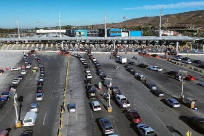 Fotografía aérea de vehículos esperando para cruzar la frontera hacia Estados Unidos este martes, en Tijuana (México). EFE/ Joebeth Terríquez