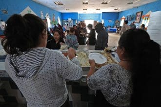 Migrantes reciben alimentos en el albergue 'Pan de Vida' con motivo del 'Día de Acción de Gracias', este jueves en Ciudad Juárez, estado de Chihuahua (México). EFE/ Luis Torres