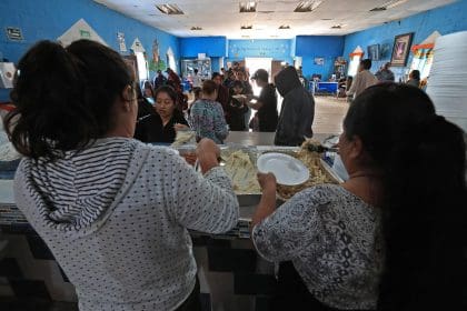 Migrantes reciben alimentos en el albergue 'Pan de Vida' con motivo del 'Día de Acción de Gracias', este jueves en Ciudad Juárez, estado de Chihuahua (México). EFE/ Luis Torres