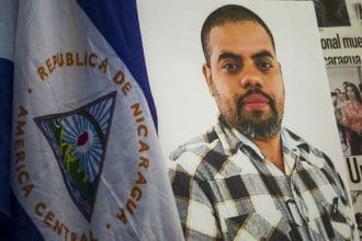 Vista de una fotografía del periodista Ángel Gahona junto a una bandera de Nicaragua durante un homenaje celebrado en su honor en Managua (Nicaragua). Foto de archivo. EFE/Jorge Torres