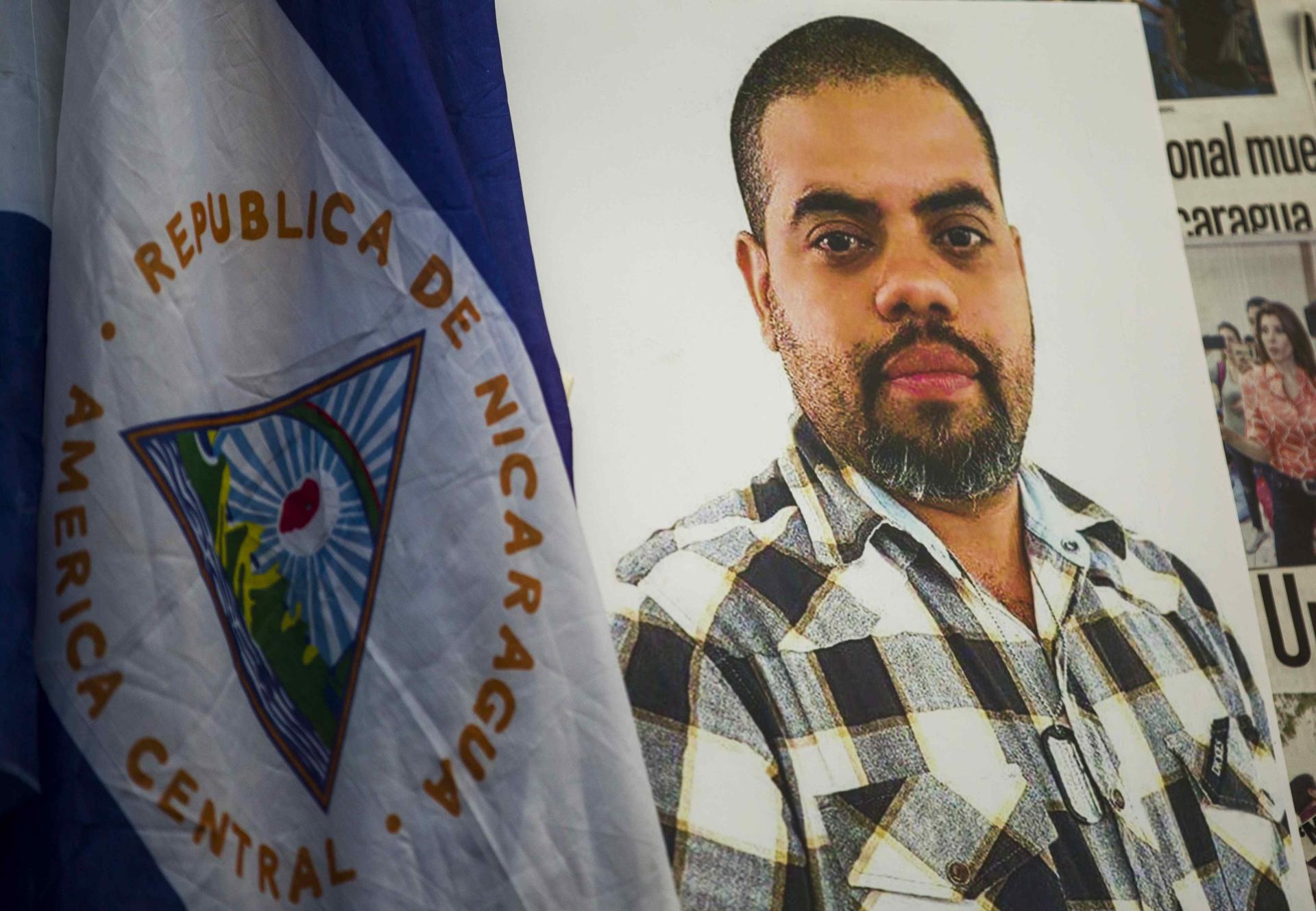 Vista de una fotografía del periodista Ángel Gahona junto a una bandera de Nicaragua durante un homenaje celebrado en su honor en Managua (Nicaragua). Foto de archivo. EFE/Jorge Torres